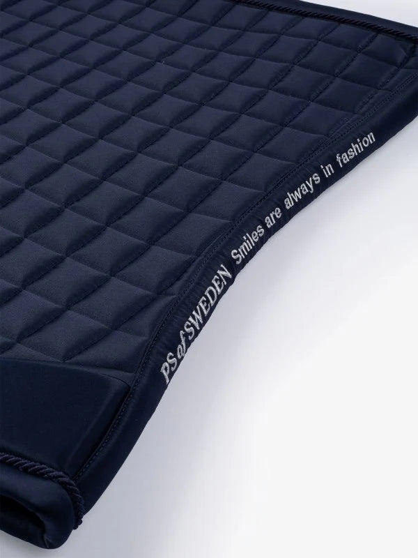 1110-104-591-003-Classic-Quilt-Jump-Navy-quote-0077-1500x2000_1_900x_579d3232-29ae-45b2-8acf-7ecc7ad29016.webp