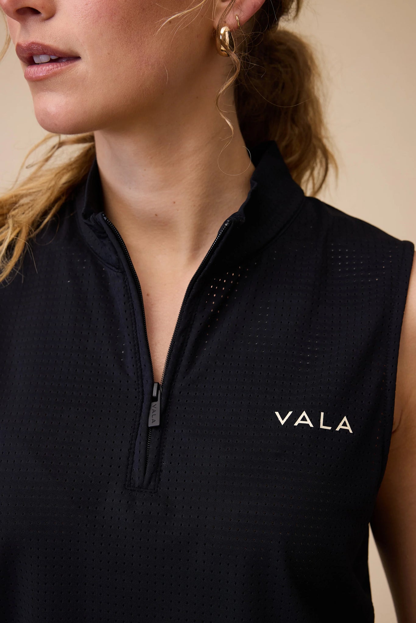 Vala Elsa Mesh S/Less Zip Neck